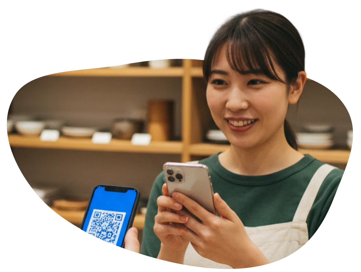 雑貨店スタッフがcoupoでクーポンを確認する様子