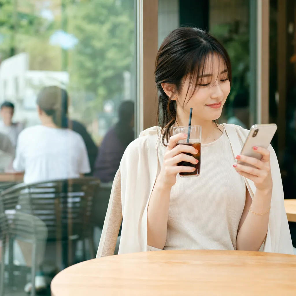 常連客がスマホで紹介リンクを送るシーン